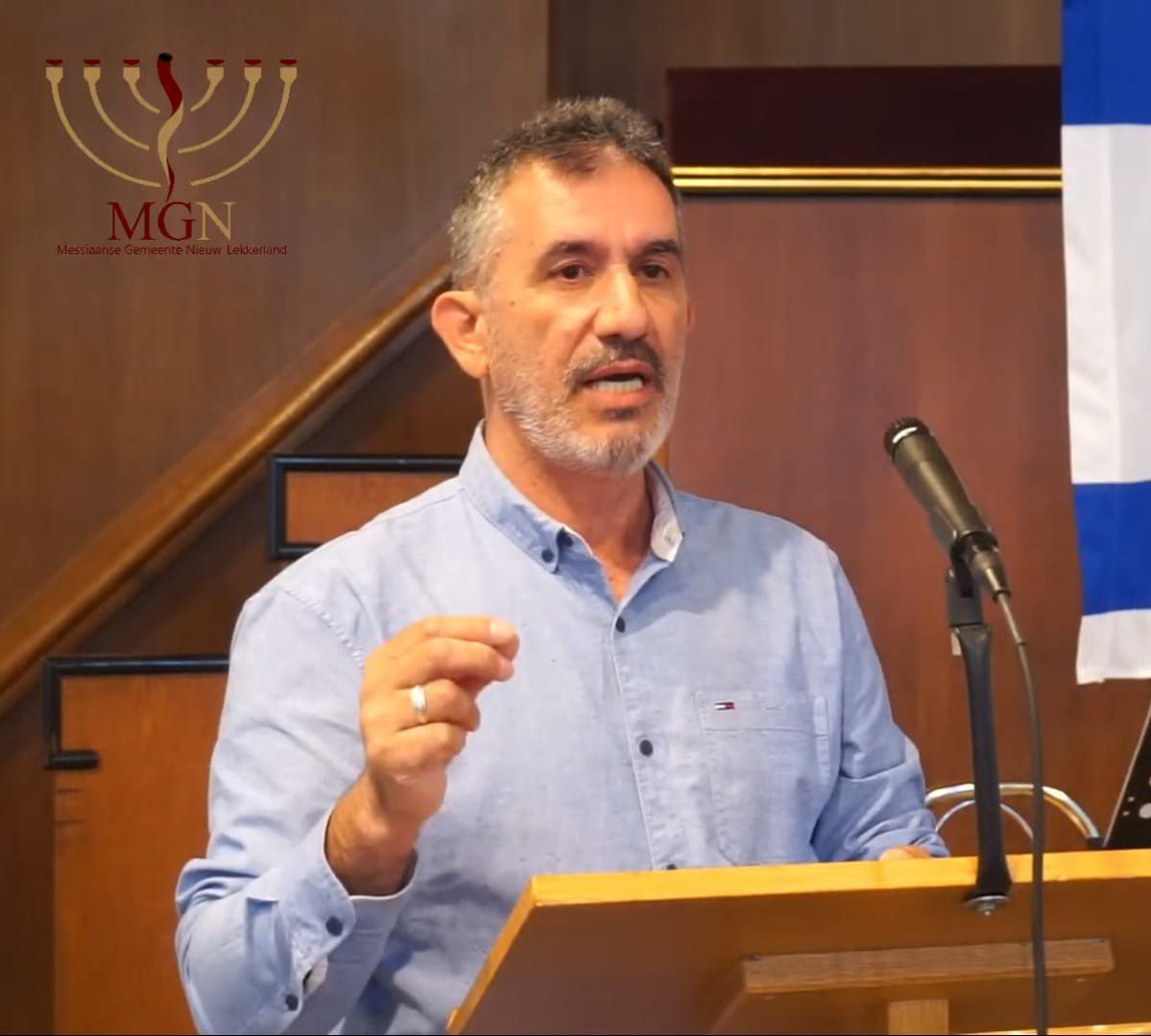 Elias Maron speaking at a lectern.
